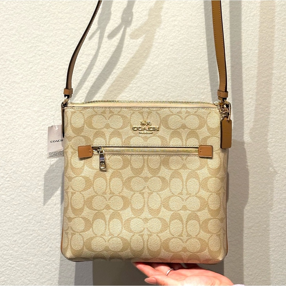 MWT. Beautiful Coach Signature Rowan File Bag / Tan / Khaki / Brown